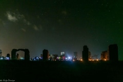 Nakts pārgājiena “Spocīns Jocīns” dalībnieki izgaismo “Stounhendžu” Foto: Evija Ziemiņa