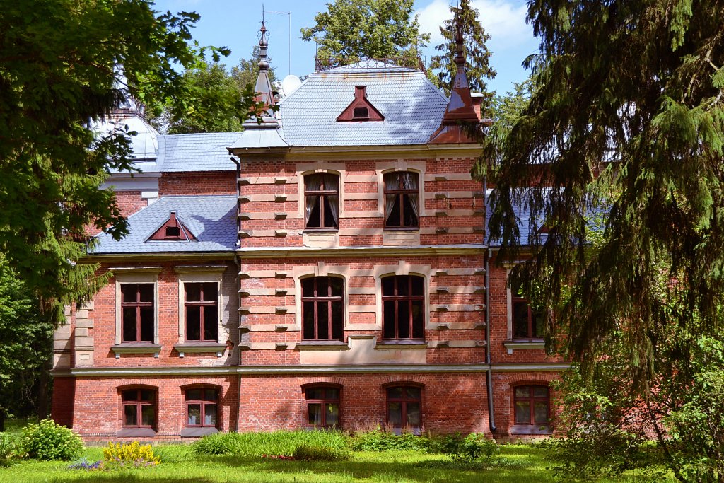 Queen's Gambit orphanage is German Jewish-built castle that was